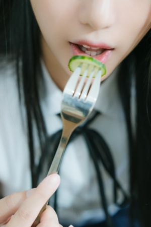 刀在喉咙