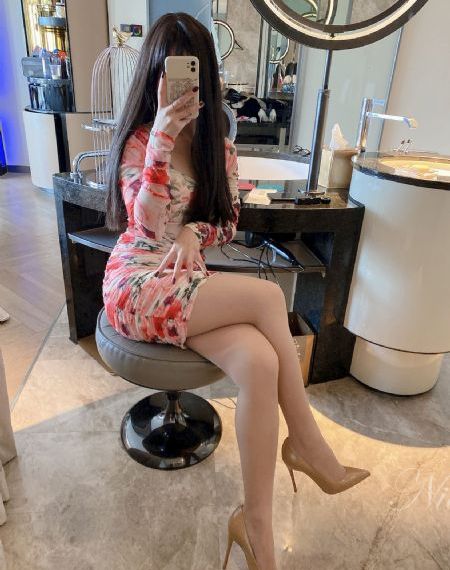 年轻的小姨子观看