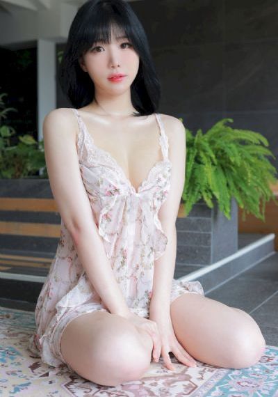 女仆露出双乳给客人玩